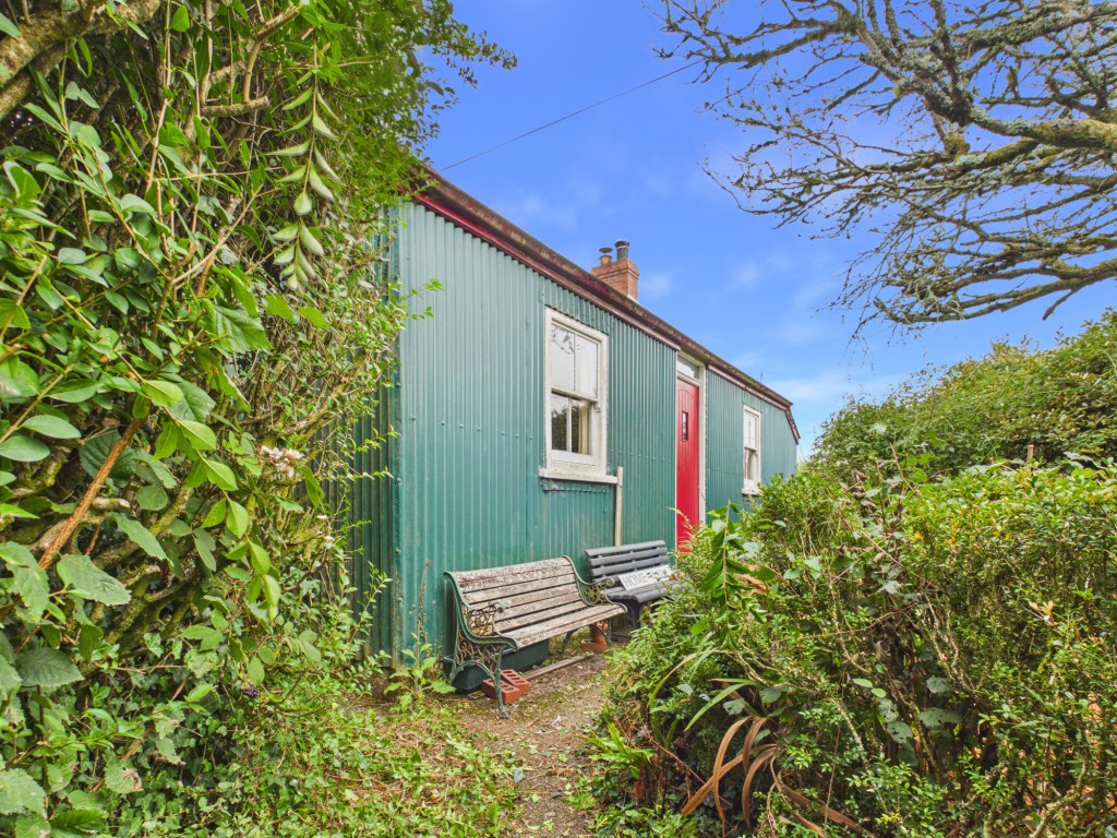 Lot: 134 - DETACHED IRON-CLAD BUNGALOW WITH RESIDENTIAL USE IN COUNTRYSIDE LOCATION - Front elevation taken from access point